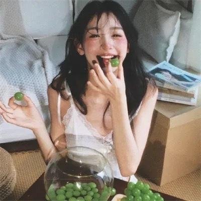 与一位女士合影
